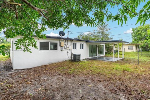 House in Lauderhill, Florida 3 bedrooms, 125.33 sq.m. № 1921638 - photo 25