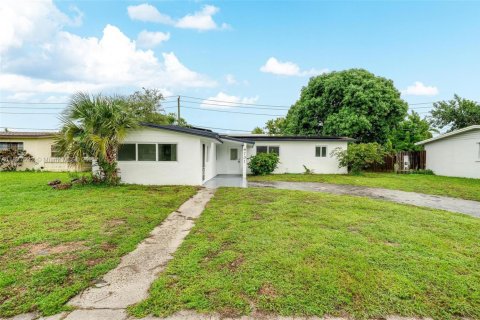 House in Lauderhill, Florida 3 bedrooms, 125.33 sq.m. № 1921638 - photo 1