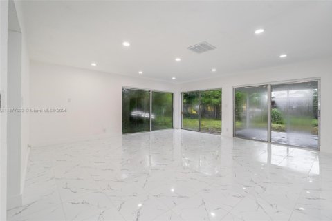 House in Lauderhill, Florida 3 bedrooms, 125.33 sq.m. № 1921638 - photo 7