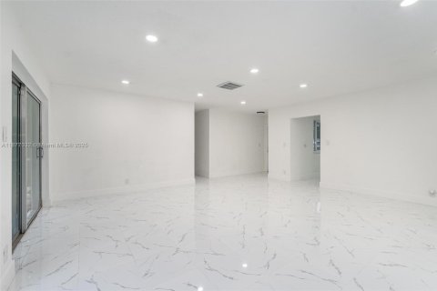 House in Lauderhill, Florida 3 bedrooms, 125.33 sq.m. № 1921638 - photo 6