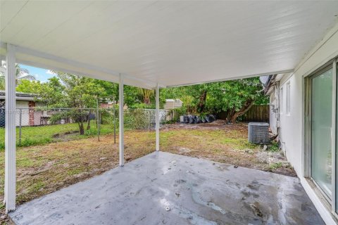 House in Lauderhill, Florida 3 bedrooms, 125.33 sq.m. № 1921638 - photo 24