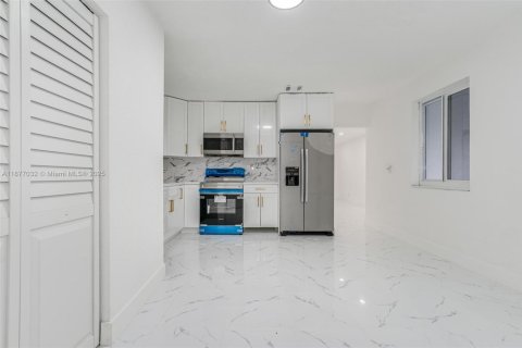 House in Lauderhill, Florida 3 bedrooms, 125.33 sq.m. № 1921638 - photo 8