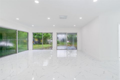 House in Lauderhill, Florida 3 bedrooms, 125.33 sq.m. № 1921638 - photo 20