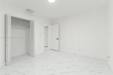 House in Lauderhill, Florida 3 bedrooms, 125.33 sq.m. № 1921638 - photo 15