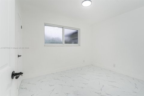 House in Lauderhill, Florida 3 bedrooms, 125.33 sq.m. № 1921638 - photo 16