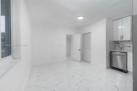 House in Lauderhill, Florida 3 bedrooms, 125.33 sq.m. № 1921638 - photo 17