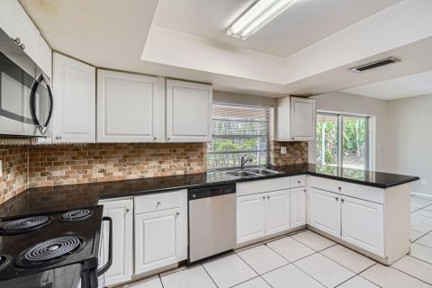 House in Plantation, Florida 3 bedrooms, 144.09 sq.m. № 1620010 - photo 9
