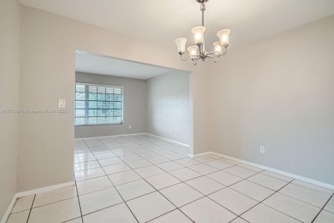 House in Plantation, Florida 3 bedrooms, 144.09 sq.m. № 1620010 - photo 14