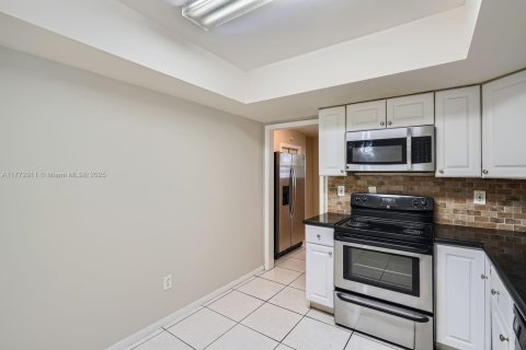 House in Plantation, Florida 3 bedrooms, 144.09 sq.m. № 1620010 - photo 10