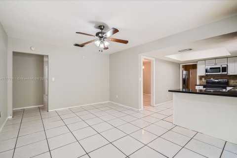House in Plantation, Florida 3 bedrooms, 144.09 sq.m. № 1620010 - photo 6