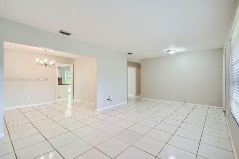 House in Plantation, Florida 3 bedrooms, 144.09 sq.m. № 1620010 - photo 12
