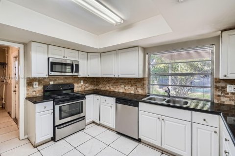 House in Plantation, Florida 3 bedrooms, 144.09 sq.m. № 1620010 - photo 8