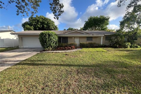 House in Plantation, Florida 3 bedrooms, 144.09 sq.m. № 1620010 - photo 1