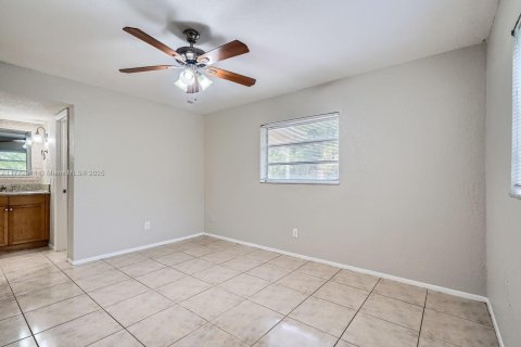 House in Plantation, Florida 3 bedrooms, 144.09 sq.m. № 1620010 - photo 15