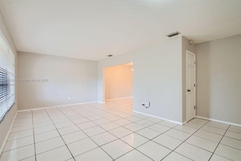 House in Plantation, Florida 3 bedrooms, 144.09 sq.m. № 1620010 - photo 4