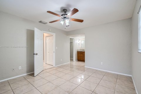 House in Plantation, Florida 3 bedrooms, 144.09 sq.m. № 1620010 - photo 16