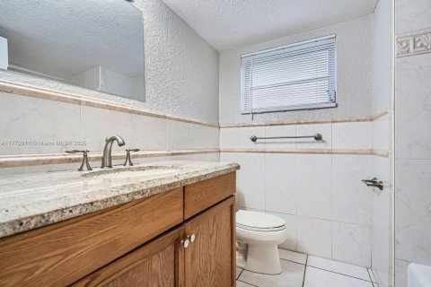 House in Plantation, Florida 3 bedrooms, 144.09 sq.m. № 1620010 - photo 25