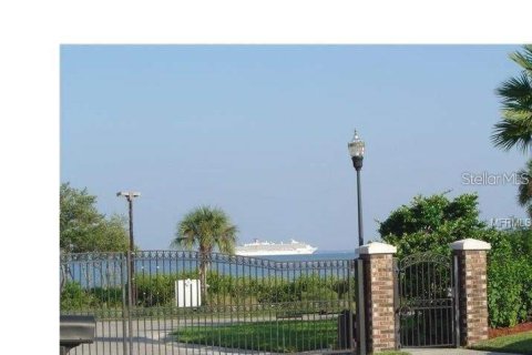 Townhouse in Tampa, Florida 3 bedrooms, 157.19 sq.m. № 2377827 - photo 14