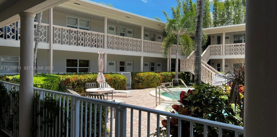 Кондоминиум с 2 спальнями в Помпано-Бич, Флорида № 1996999