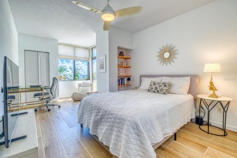 Condo in Indian Shores, Florida, 3 bedrooms  № 2393826 - photo 26