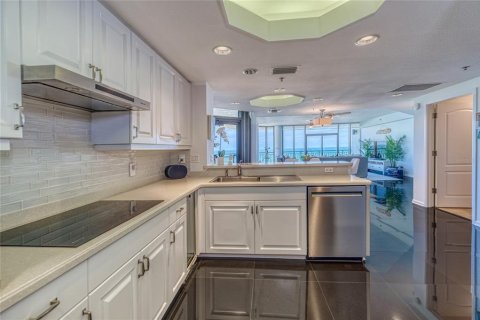Condo in Indian Shores, Florida, 3 bedrooms  № 2393826 - photo 14