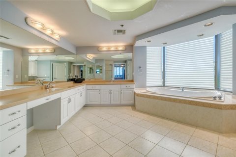 Condo in Indian Shores, Florida, 3 bedrooms  № 2393826 - photo 23