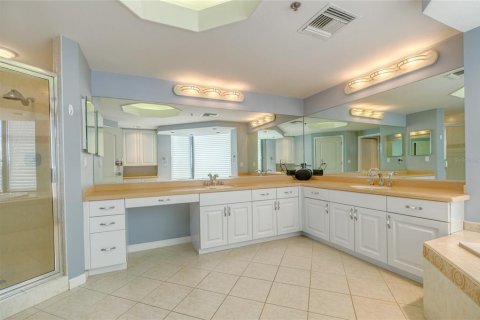 Condo in Indian Shores, Florida, 3 bedrooms  № 2393826 - photo 24