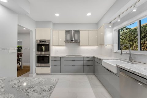 Villa ou maison à vendre à Miami Beach, Floride: 3 chambres, 240.8 m2 № 1981710 - photo 3