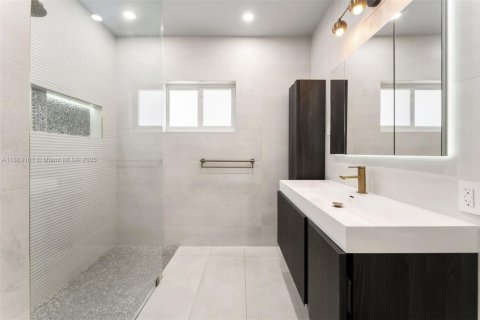Villa ou maison à vendre à Miami Beach, Floride: 3 chambres, 240.8 m2 № 1981710 - photo 13