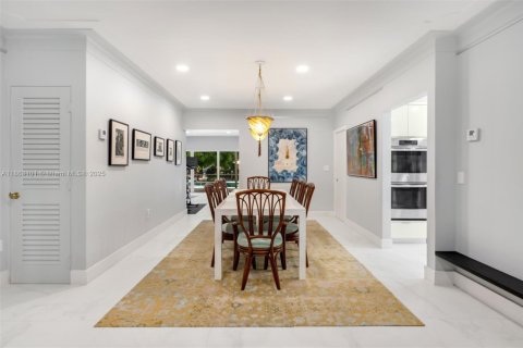 Villa ou maison à vendre à Miami Beach, Floride: 3 chambres, 240.8 m2 № 1981710 - photo 10