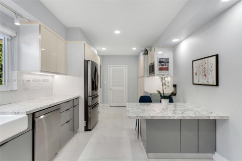 Villa ou maison à vendre à Miami Beach, Floride: 3 chambres, 240.8 m2 № 1981710 - photo 4