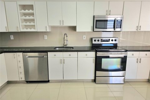 Condo in Aventura, Florida, 2 bedrooms  № 1929996 - photo 8