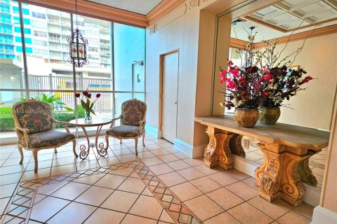 Condo in Aventura, Florida, 2 bedrooms  № 1929996 - photo 23