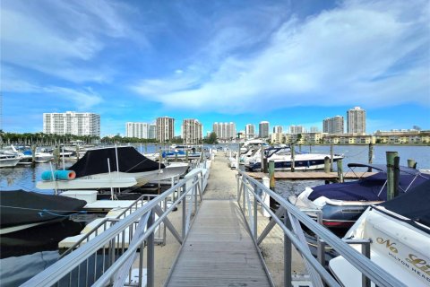 Condo in Aventura, Florida, 2 bedrooms  № 1929996 - photo 14