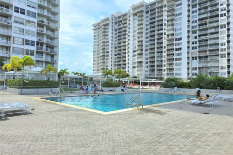 Condo in Aventura, Florida, 2 bedrooms  № 1929996 - photo 16