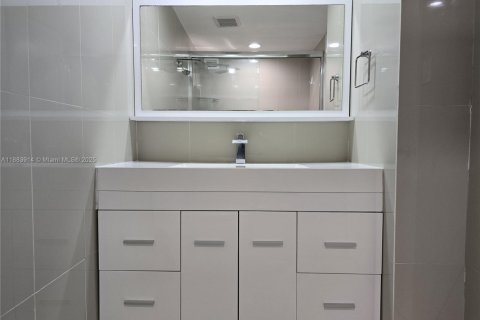 Condo in Aventura, Florida, 2 bedrooms  № 1929996 - photo 12