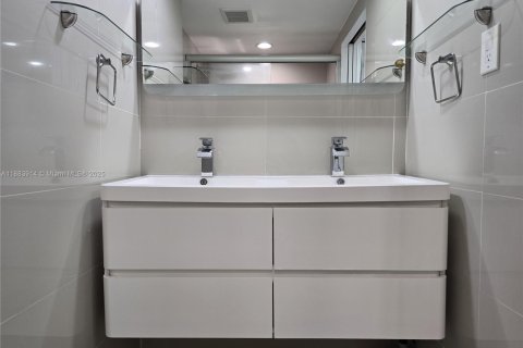 Condo in Aventura, Florida, 2 bedrooms  № 1929996 - photo 10