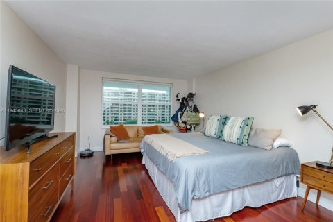 Condo in Key Biscayne, Florida, 2 bedrooms  № 2005027 - photo 17
