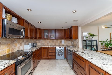 Condo in Key Biscayne, Florida, 2 bedrooms  № 2005027 - photo 24