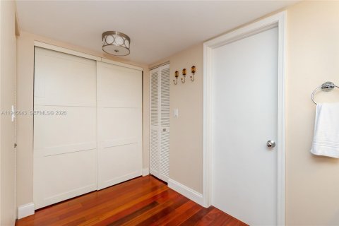 Condo in Key Biscayne, Florida, 2 bedrooms  № 2005027 - photo 4