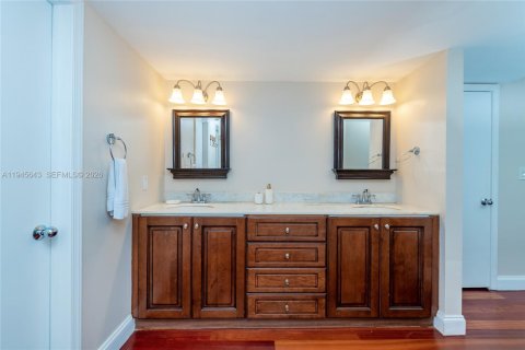 Condo in Key Biscayne, Florida, 2 bedrooms  № 2005027 - photo 3