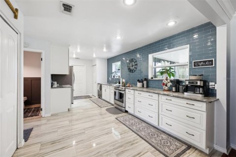 House in Orlando, Florida 3 bedrooms, 181.81 sq.m. № 1801530 - photo 7