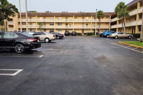 Condo in Tamarac, Florida, 2 bedrooms  № 1928518 - photo 2