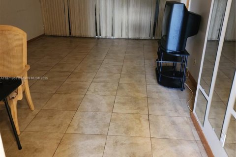 Condo in Tamarac, Florida, 2 bedrooms  № 1928518 - photo 3
