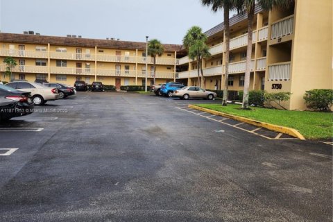 Condo in Tamarac, Florida, 2 bedrooms  № 1928518 - photo 1