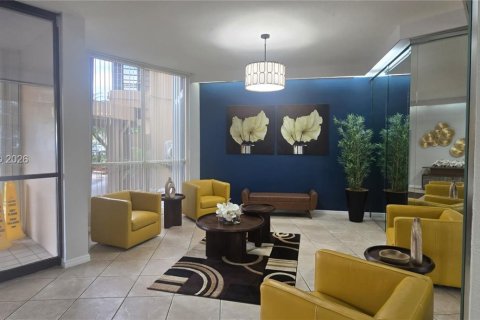 Condo in Pembroke Pines, Florida, 2 bedrooms  № 2021874 - photo 18