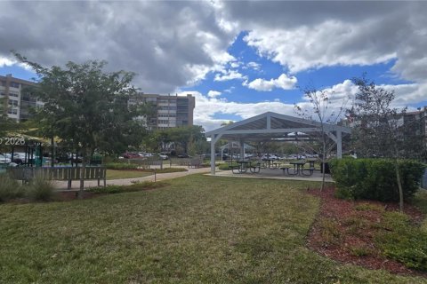 Condo in Pembroke Pines, Florida, 2 bedrooms  № 2021874 - photo 22