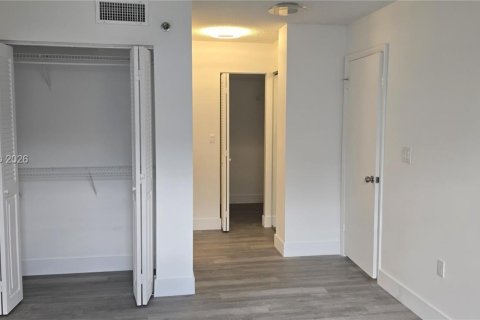 Condo in Pembroke Pines, Florida, 2 bedrooms  № 2021874 - photo 11