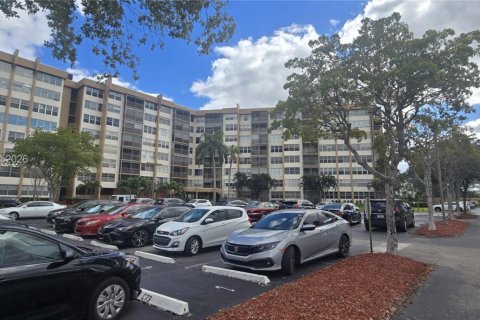 Condo in Pembroke Pines, Florida, 2 bedrooms  № 2021874 - photo 20