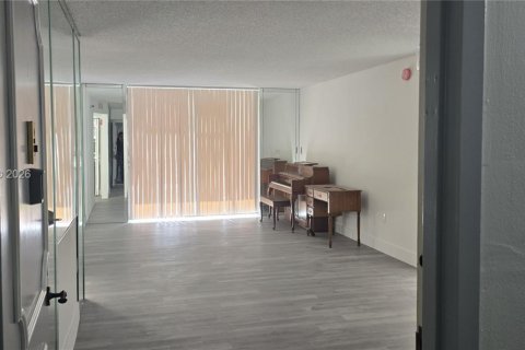 Condo in Pembroke Pines, Florida, 2 bedrooms  № 2021874 - photo 4